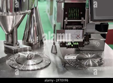 Capsule medicine pills riempimento e conteggio macchina. Industria farmaceutica. Foto Stock