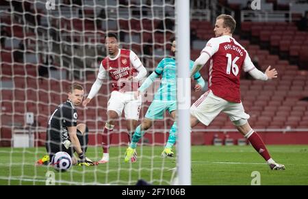 Londra, Regno Unito. 4 Apr 2021. Mohamed Salah (2° R) di Liverpool segna il secondo goal durante la partita della Premier League tra Arsenal e Liverpool all'Emirates Stadium di Londra, Gran Bretagna, il 3 aprile 2021. Credit: Xinhua/Alamy Live News Foto Stock