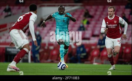 Londra, Regno Unito. 4 Apr 2021. Il Sadio Mane (C) di Liverpool compete durante la partita della Premier League tra Arsenal e Liverpool all'Emirates Stadium di Londra, Gran Bretagna, il 3 aprile 2021. Credit: Xinhua/Alamy Live News Foto Stock