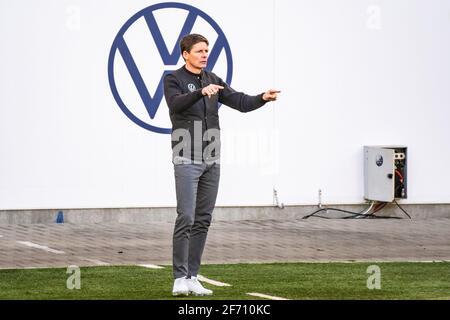 Wolfsburg, Germania. 3 Apr 2021. Il capo allenatore Oliver Glasner di Wolfsburg reagisce durante una partita della Bundesliga tedesca tra VfL Wolfsburg e 1. FC Koeln a Wolfsburg, Germania, 3 aprile 2021. Credit: Kevin Voigt/Xinhua/Alamy Live News Foto Stock