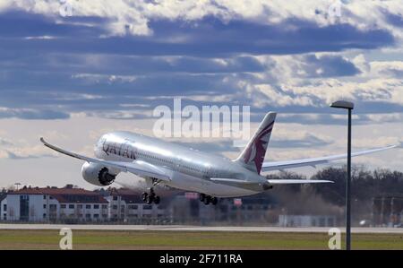 03 aprile 2021, Brandeburgo, Schönefeld: Un Boeing 787 Dreamliner della compagnia aerea Qatar Airways decade dalla pista meridionale dell'aeroporto di Berlino-Brandeburgo 'Willy Brandt' in direzione di Doha. Dall'inizio dell'aprile 2021, entrambe le piste sono state utilizzate a rotazione mensile per distribuire in modo più uniforme l'inquinamento acustico degli aeromobili nella regione. Foto: Soeren Stache/dpa-Zentralbild/dpa Foto Stock