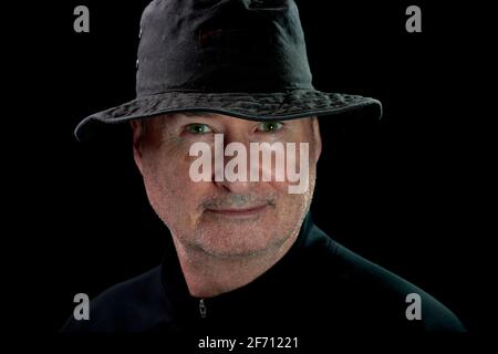 Uomo intemperie in un cappello di tutte le stagioni Foto Stock