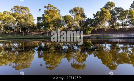 I riflessi della riva del fiume torrens in adelaide sud australia il 2 aprile 2021 Foto Stock
