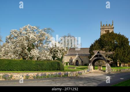 La chiesa di Santa fede nel villaggio di cotswold di Overbury in primavera. Cotswolds, Worcestershire, Inghilterra Foto Stock