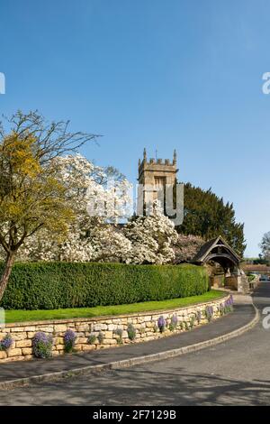 La chiesa di Santa fede nel villaggio di cotswold di Overbury in primavera. Cotswolds, Worcestershire, Inghilterra Foto Stock