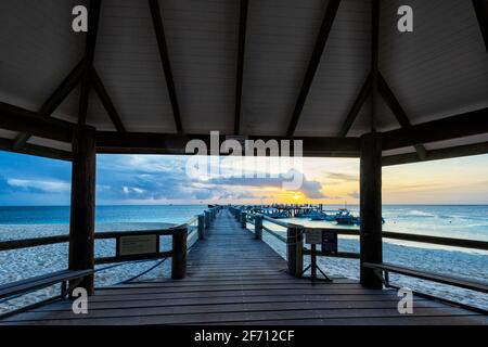 Vista suggestiva del tramonto dal molo di Heron Island, Southern Great Barrier Reef, Queensland, QLD, Australia Foto Stock