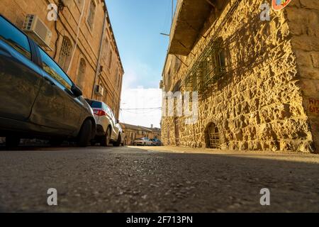 gerusalemme-israele. 05-03-2021. I veicoli sono parcheggiati vicino a case affollate in un vicolo stretto nel famoso quartiere di Nachlaot Foto Stock