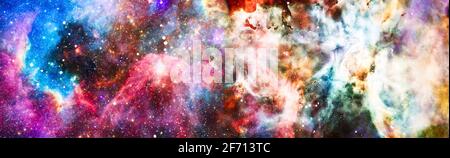 Nebula notte cielo stellato nei colori dell'arcobaleno. Multicolor spazio esterno. Campo Stella e nebulosa nello spazio profondo molti anni luce lontano dal pianeta terra. Elemento Foto Stock