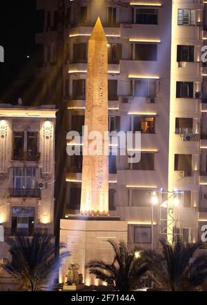 Cairo, Egitto. 03 Apr 2021. L'Obelisco di Ramses II è circondato dalle quattro antiche sfingi di arenaria recentemente svelate e restaurate estratte dal Viale delle Sphinx a Luxor, al centro della rotatoria principale di Piazza Tahrir sabato 3 aprile, 2021 sulla strada per il loro nuovo luogo di riposo presso il nuovo Museo Nazionale della Civilizzazione Egiziana circa sette chilometri a sud nella storica Fustat (Old Cairo). Soprannominata la Parata d'Oro dei Faraoni, i 18 re e quattro regine viaggeranno in ordine, prima i più antichi, ciascuno a bordo di un galleggiante separato decorato in antico stile egiziano. Foto di Foto Stock