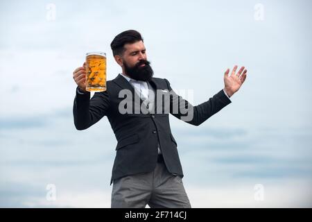 Eccitato ubriaco uomo con bicchiere di birra. Degustazione e degustazione. Foto Stock