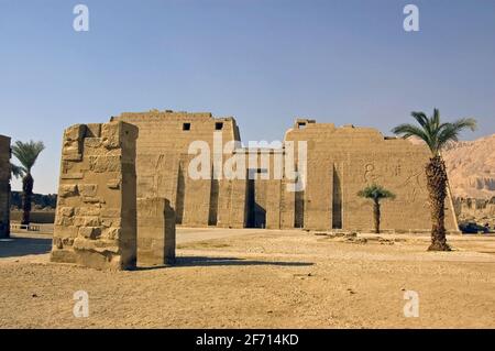 Vista dell'antico tempio egiziano Medinet Habuon la riva occidentale del Nilo vicino Luxor. Visto in un pomeriggio soleggiato a gennaio. Foto Stock