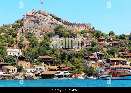 Splendida vista panoramica sull'isola di Kekova e sul castello di Simena in cima alla collina. Foto Stock