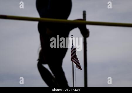 Philadelphia, Stati Uniti. 3 aprile 2021 Michelle Rubinetti dell'Università della Pennsylvania compete nella pole vault femminile durante il Philadelphia Big 5 Track Meet al Franklin Field di Philadelphia, USA. Penn è la prima università della Ivy League a tornare alla competizione atletica dall'inizio della pandemia COVID-19. Credit: Chase Sutton/Alamy Live News Foto Stock