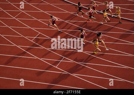 Philadelphia, Stati Uniti. 3 Apr 2021. I corridori gareggiano nei 1500m femminili durante il punto d'incontro del Big 5 Track di Philadelphia al Franklin Field di Philadelphia, Stati Uniti. Penn è la prima università della Ivy League a tornare alla competizione atletica dall'inizio della pandemia COVID-19. Credit: Chase Sutton/Alamy Live News Foto Stock