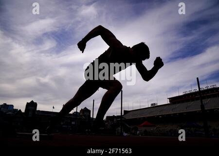 Philadelphia, Stati Uniti. 3 Apr 2021. Andrew Colbert dell'Università della Pennsylvania compete nel trattino da 400 m degli uomini durante il Philadelphia Big 5 Track Meet al Franklin Field di Philadelphia, Stati Uniti. Penn è la prima università della Ivy League a tornare alla competizione atletica dall'inizio della pandemia COVID-19. Credit: Chase Sutton/Alamy Live News Foto Stock