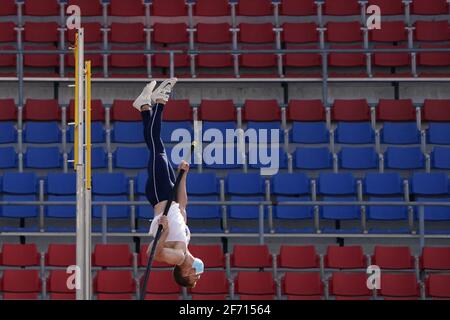 Philadelphia, Stati Uniti. 3 Apr 2021. Thomas Conboy della Villanova University compete nella volta del palo maschile mentre indossa una maschera durante il Philadelphia Big 5 Track Meet al Franklin Field di Philadelphia, Stati Uniti. Credit: Chase Sutton/Alamy Live News Foto Stock