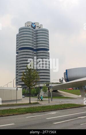 Germania, Monaco di Baviera - 27 aprile 2011: BMW Office building and Automobile Museum a Monaco di Baviera Foto Stock