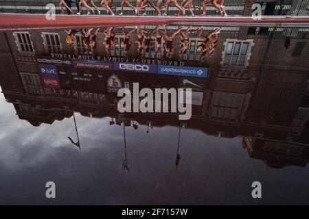 Philadelphia, Stati Uniti. 3 Apr 2021. I corridori, visti riflessi nella piscina steeplechase, gareggiano nei 1500m femminili durante il Philadelphia Big 5 Track Meet al Franklin Field di Philadelphia, Stati Uniti. Penn è la prima università della Ivy League a tornare alla competizione atletica dall'inizio della pandemia COVID-19. Credit: Chase Sutton/Alamy Live News Foto Stock