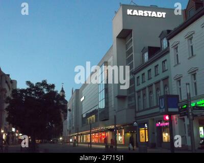 Die Filiale von Galeria Karstadt Kaufhof in der Altstadt von Berlino-Spandau am Abend Foto Stock