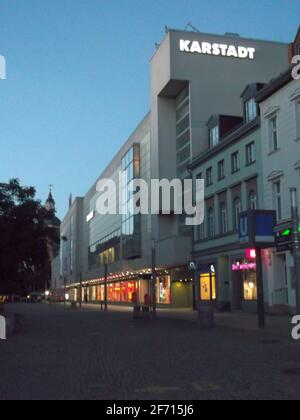 Die Filiale von Galeria Karstadt Kaufhof in der Altstadt von Berlino-Spandau am Abend Foto Stock