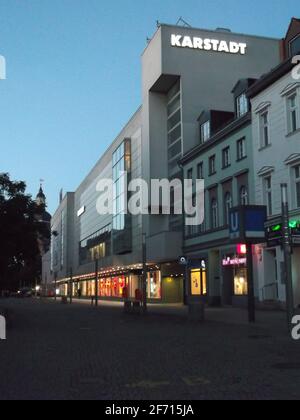 Die Filiale von Galeria Karstadt Kaufhof in der Altstadt von Berlino-Spandau am Abend Foto Stock