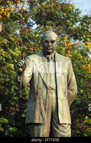 Una statua in bronzo dell' architetto della costituzione Dr. B R Alias Baba-Sahib Ambedkar (1891 - 1956). Il politico e leader buddista, ha presieduto il Foto Stock