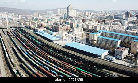 Suifenhe. 31 Marzo 2021. La foto aerea del 31 marzo 2021 mostra il porto ferroviario di Suifenhe a Suifenhe, provincia di Heilongjiang nella Cina nord-orientale. I porti terrestri cinesi di Manzhouli e Suifenhe al confine Cina-Russia hanno visto oltre 10,000 treni merci Cina-Europa dall'inizio dell'operazione nel 2013, secondo la China Railway Harbin Group Co., Ltd. Credit: Wang Jianwei/Xinhua/Alamy Live News Foto Stock