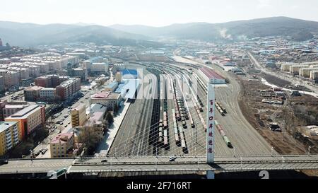 Suifenhe. 31 Marzo 2021. La foto aerea del 31 marzo 2021 mostra il porto ferroviario di Suifenhe a Suifenhe, provincia di Heilongjiang nella Cina nord-orientale. I porti terrestri cinesi di Manzhouli e Suifenhe al confine Cina-Russia hanno visto oltre 10,000 treni merci Cina-Europa dall'inizio dell'operazione nel 2013, secondo la China Railway Harbin Group Co., Ltd. Credit: Wang Jianwei/Xinhua/Alamy Live News Foto Stock