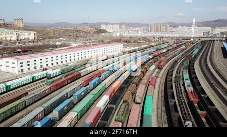 Suifenhe. 31 Marzo 2021. La foto aerea del 31 marzo 2021 mostra il porto ferroviario di Suifenhe a Suifenhe, provincia di Heilongjiang nella Cina nord-orientale. I porti terrestri cinesi di Manzhouli e Suifenhe al confine Cina-Russia hanno visto oltre 10,000 treni merci Cina-Europa dall'inizio dell'operazione nel 2013, secondo la China Railway Harbin Group Co., Ltd. Credit: Wang Jianwei/Xinhua/Alamy Live News Foto Stock