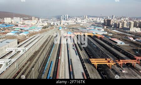 Suifenhe. 31 Marzo 2021. La foto aerea del 31 marzo 2021 mostra il porto ferroviario di Suifenhe a Suifenhe, provincia di Heilongjiang nella Cina nord-orientale. I porti terrestri cinesi di Manzhouli e Suifenhe al confine Cina-Russia hanno visto oltre 10,000 treni merci Cina-Europa dall'inizio dell'operazione nel 2013, secondo la China Railway Harbin Group Co., Ltd. Credit: Wang Jianwei/Xinhua/Alamy Live News Foto Stock