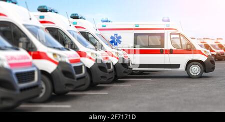 Auto ambulanza in fila su un parcheggio. illustrazione 3d Foto Stock