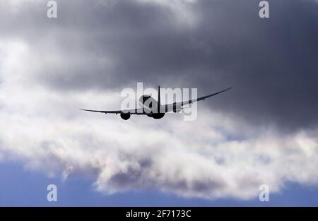 03 aprile 2021, Brandeburgo, Schönefeld: Un Boeing 787 Dreamliner della compagnia aerea Qatar Airways decade dalla pista meridionale dell'aeroporto di Berlino-Brandeburgo 'Willy Brandt' in direzione di Doha. Dall'inizio dell'aprile 2021, entrambe le piste sono state utilizzate a rotazione mensile per distribuire in modo più uniforme l'inquinamento acustico degli aeromobili nella regione. Foto: Soeren Stache/dpa-Zentralbild/ZB Foto Stock