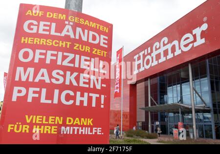 03 aprile 2021, Brandeburgo, Schönefeld: Un cartello di fronte all'ingresso del negozio di mobili Möbel-Höffner indica che le maschere sono obbligatorie nei locali. Nel negozio di mobili, i clienti possono essere testati per il virus corona gratuitamente prima di acquistare come parte dei cosiddetti test Citizen. Foto: Soeren Stache/dpa-Zentralbild/ZB Foto Stock