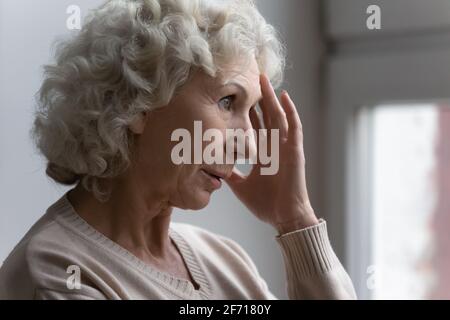 Confuso anziana donna preoccupata che soffre di disturbi dell'età Foto Stock
