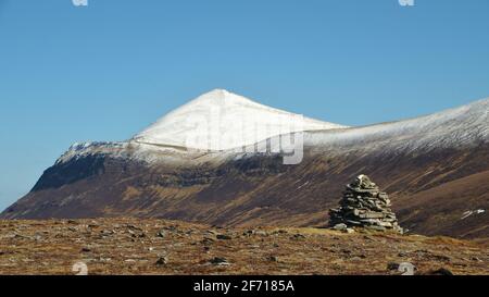 La cima innevata di ben Klibreck, una montagna e 'muno' nelle Highlands scozzesi, Gran Bretagna. Foto Stock