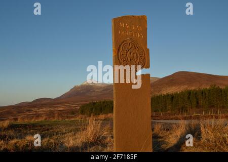 Una pietra di confine che segna l'inizio del cosiddetto 'Mackay Country', il territorio storico del clan Mackay nelle Highlands scozzesi settentrionali. Foto Stock