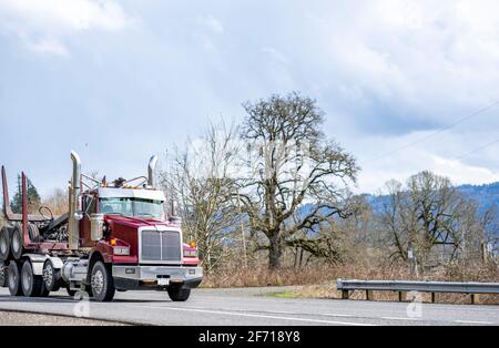 Potente carro grande per Day Cab rossa con cofano americano vecchio stile trattore semirimorchio con semirimorchio specializzato per il trasporto cromato per tronchi di carry tree Foto Stock