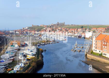 Vista su Whitby dal ponte A171 sopra la Fiume ESK Foto Stock