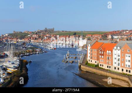 Vista su Whitby dal ponte A171 sopra la Fiume ESK Foto Stock