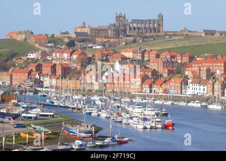 Vista su Whitby dal ponte A171 sopra la Fiume ESK Foto Stock