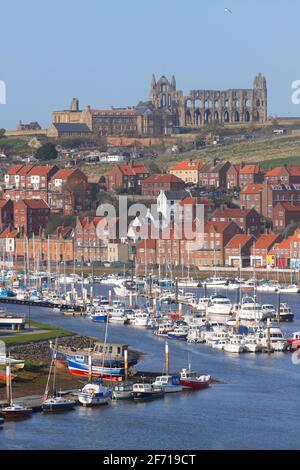 Vista su Whitby dal ponte A171 sopra la Fiume ESK Foto Stock