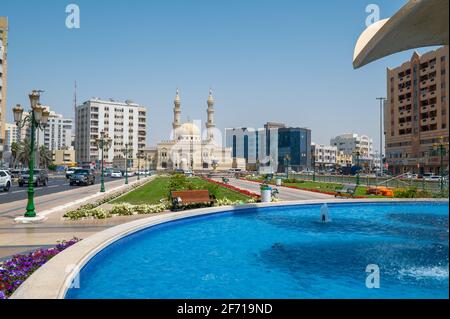 Sharjah, Emirati Arabi Uniti - 24 Marzo 2021:la moschea di Zahra e la fontana della Torre dell'Orologio di Sharjah emirano il centro nel basso angolo vi degli Emirati Arabi Uniti Foto Stock