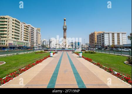 Sharjah, Emirati Arabi Uniti - 24 Marzo 2021: La fontana della Torre dell'Orologio di Zahra e il parco della rotonda a Sharjah emirano il centro citta' negli Emirati Arabi Uniti Foto Stock