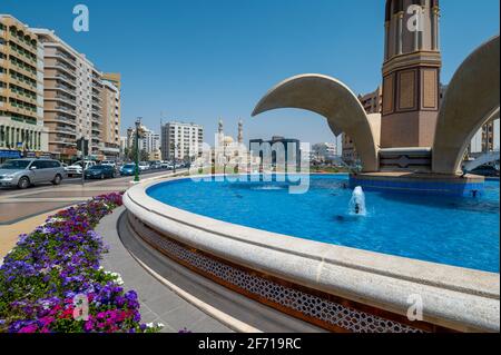 Sharjah, Emirati Arabi Uniti - 24 Marzo 2021:la moschea di Zahra e la fontana della Torre dell'Orologio di Sharjah emirano il centro nel basso angolo vi degli Emirati Arabi Uniti Foto Stock