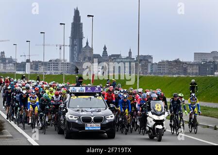 La figura mostra il pacchetto di piloti durante la partenza Della 105 a edizione del 'Ronde van Vlaanderen - Tour des Flandres - Tour di Flander Foto Stock