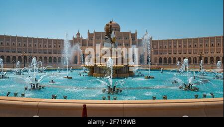 Sharjah, Emirati Arabi Uniti - 24 Marzo 2021:Sharjah Municipal Office somiglia all'edificio del parlamento caratterizzato dall'architettura islamica i Foto Stock