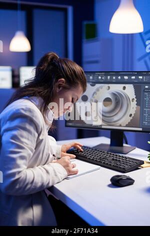 Architetto ingegnere donna che lavora in un moderno programma cad seduto alla scrivania nell'ufficio di start-up. I dipendenti industriali avviano una nuova idea di prototipo su computer utilizzando un concetto di progettazione inovativa Foto Stock