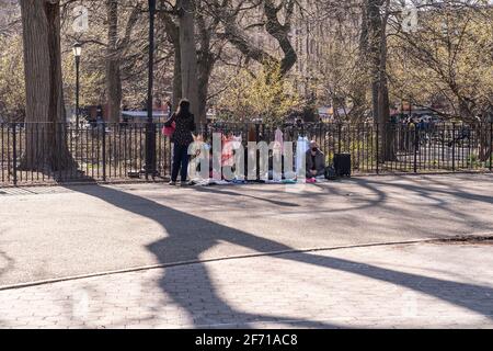 New York, Stati Uniti. 03 Apr 2021. I newyorkesi potranno godersi il soleggiato sabato primaverile in Washington Square e nei parchi di Tompkins Square. (Foto di Lev Radin/Pacific Press) Credit: Pacific Press Media Production Corp./Alamy Live News Foto Stock