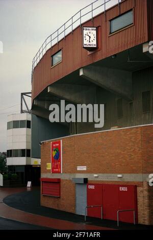 Un orologio ghiacciato che si trova nell'angolo sud-est dello stadio Old Trafford, in memoria di coloro che sono morti il 1958 Monaco Air Disaster. Old Trafford, Manchester, Inghilterra. Foto di archivio. Foto Stock