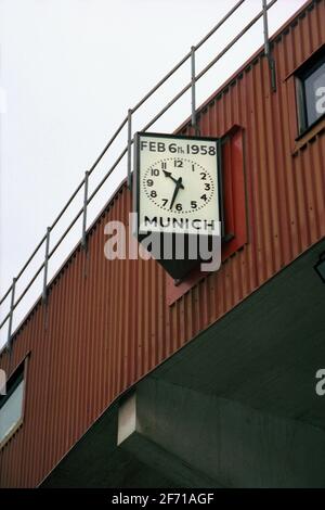 Un orologio ghiacciato che si è collocato nello stadio Old Trafford, in memoria di coloro che sono morti il 1958 Monaco Air Disaster. Old Trafford, Manchester, Inghilterra. Foto di archivio. Foto Stock